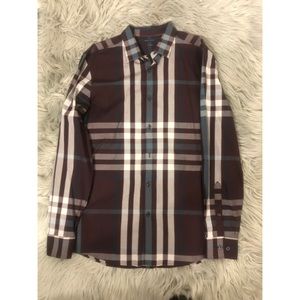 Nice Perry Ellis Burgundy color Button up !!